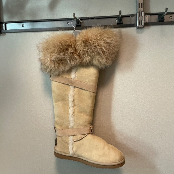 Shearling boots with fur trim - Picture 3 of 5